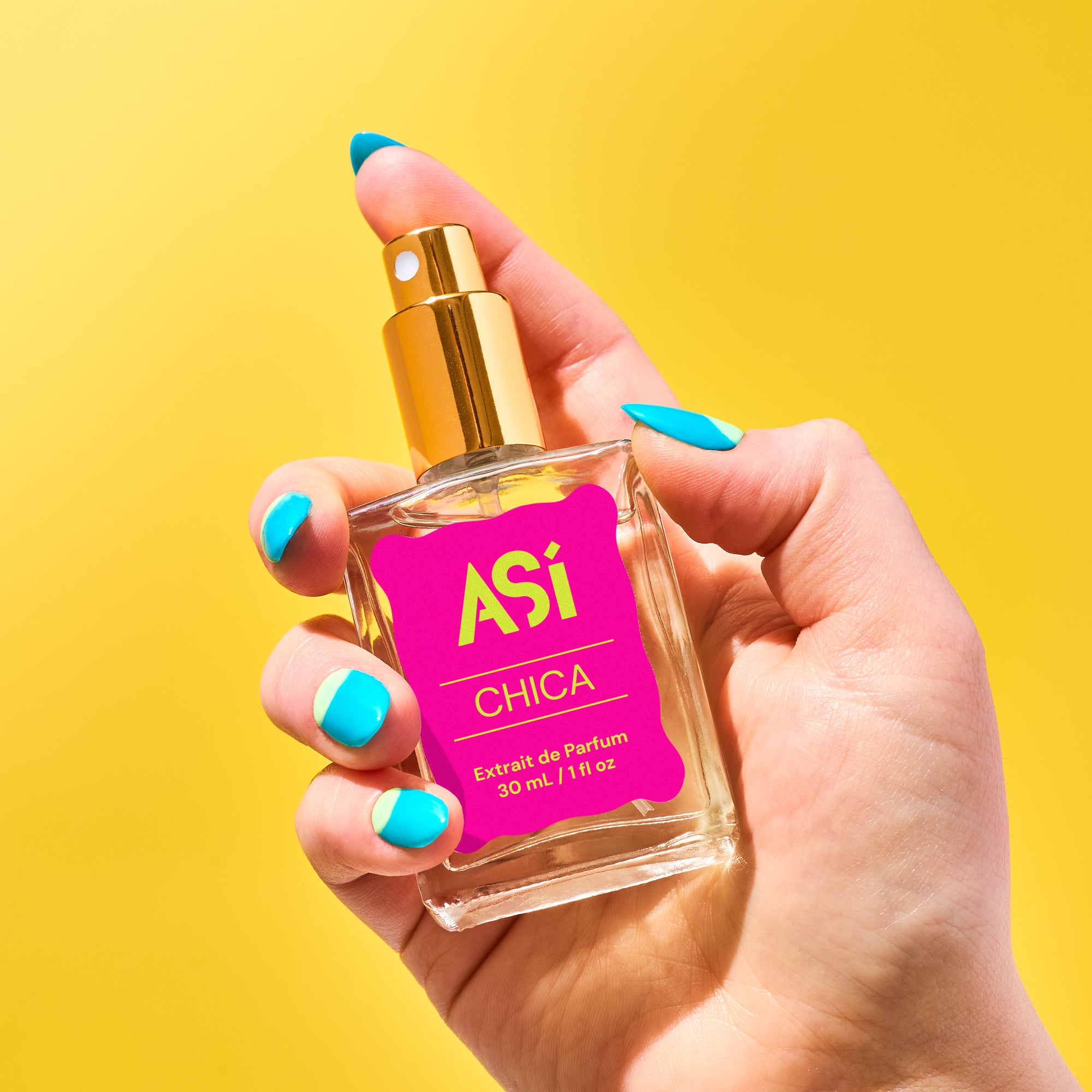 Así Chica perfume – lifestyle shot